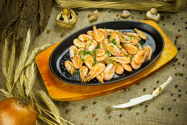 Grilled shrimps on frying pan — Stock Photo, Image