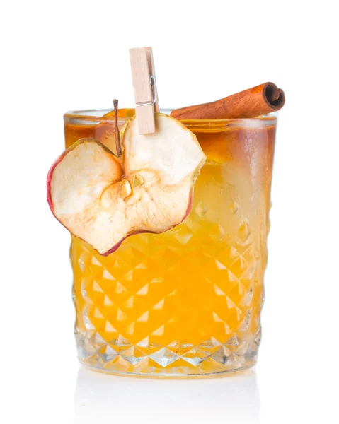 Cocktail d'alcool de fruits avec pomme et bâton de cannelle isolé — Photo