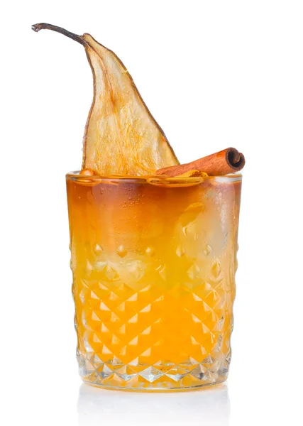 Meyve alkol izole kabuk tarçın ile armut kokteyl — Stok fotoğraf