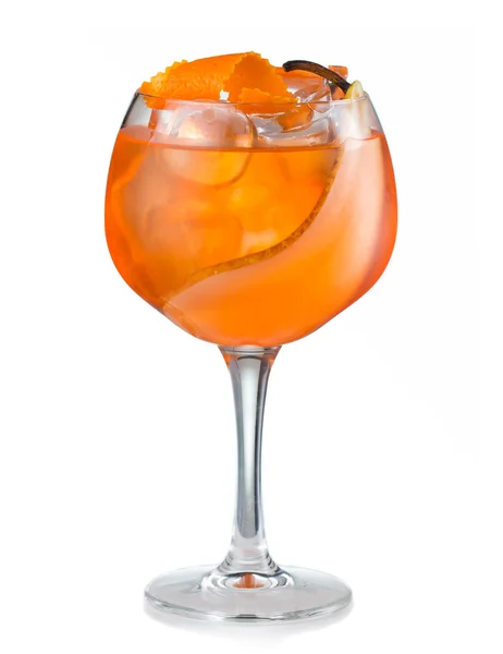 Owocowy koktajl z gruszki i plasterek pomarańczy, na białym tle alkoholu — Zdjęcie stockowe