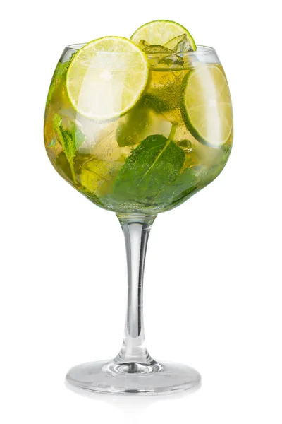 Cóctel de alcohol Mojito aislado en blanco — Foto de Stock