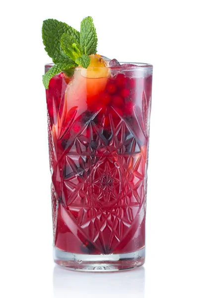 Alcohol cocktail met fruit en bessen geïsoleerd op wit — Stockfoto