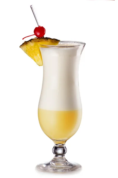 Cocktail Pina Colada con una fetta di ananas e ciliegia isolata — Foto Stock