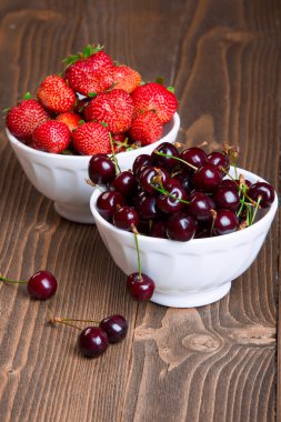 kiraz ve çilek kase