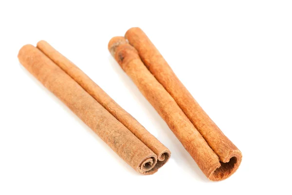 Beyaz arkaplanda tarçın