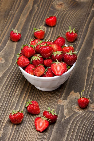 Beyaz bir kase içinde olgun çilek