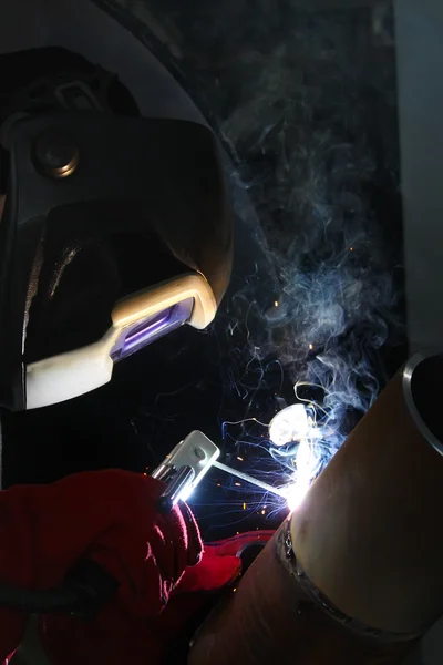 Worker weld metal — Stock Photo, Image