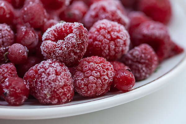 Замороженные ягоды на тарелке
