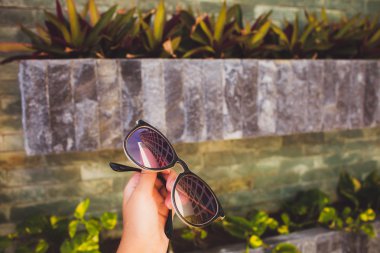 Gözlük bir el yansıma yapı