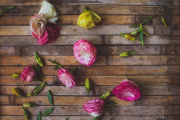 Eustoma leżącego na stylu rustykalnym deska — Zdjęcie stockowe