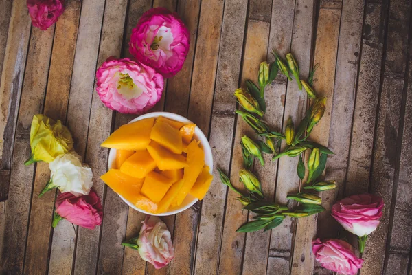 Den žen dekorace květiny pupeny eustomy číslo 8 a mango — Stock fotografie