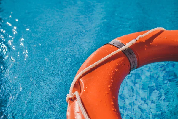 Redder in nood (leven boei) gordel in water Rechtenvrije Stockafbeeldingen