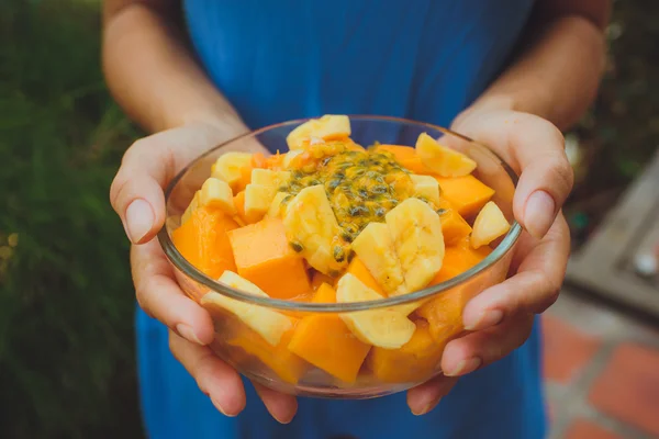 Salát mango papája mučenka banán — Stock fotografie