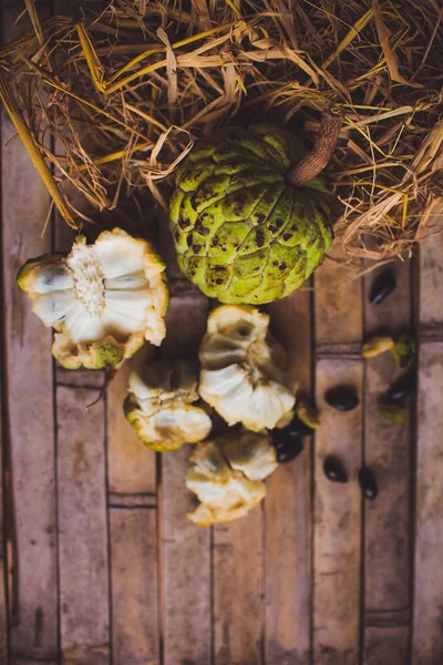 砂糖のリンゴ (アノナうろこ状) チェリモヤ — ストック写真