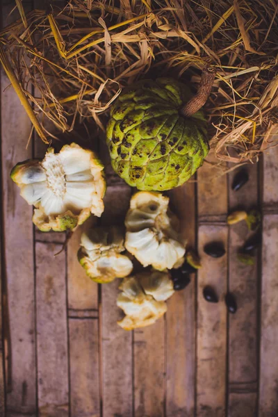 Azúcar de manzana (Annona escamosa) cherimoya Fotos de stock