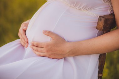 Sevimli bir hamile göbeğini kapat.