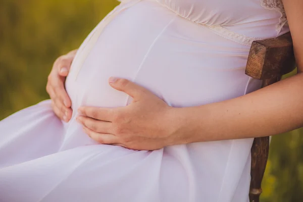 Sevimli bir hamile göbeğini kapat.