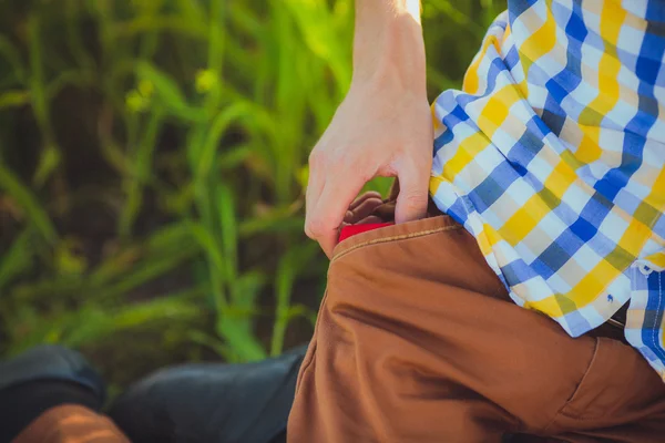 Engagement für St. Valentin. Mann macht Heiratsantrag — Stockfoto