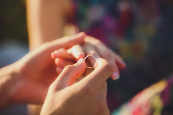 Engagement für St. Valentin. Mann macht Heiratsantrag — Stockfoto