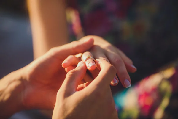 Engagement til St. Valentine. Mand gør et forslag om ægteskab - Stock-foto