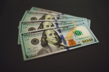 Para 100 dolarlık banknot faturaları