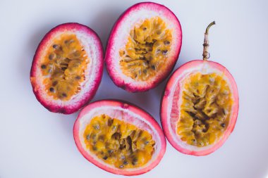 Sarı renk tutku meyve hamuru ve tohum kadar yakın