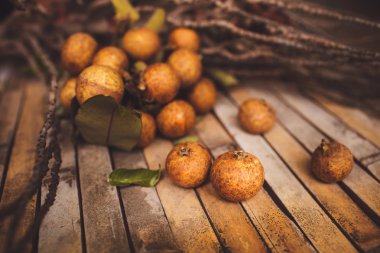 Lychee - Çin chinensis closeup kahverengi tahta arka plan üzerinde