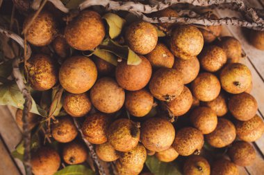 Lychee - Çin chinensis closeup kahverengi tahta arka plan üzerinde