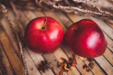Taze kırmızı iki çift elma kahverengi rustik gemide