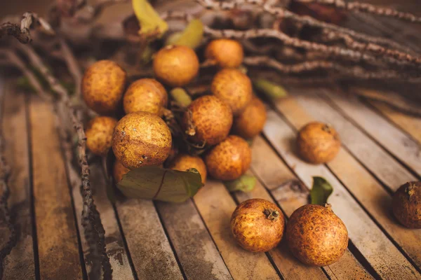 Lychee Litchi chinensis closeup pada latar belakang papan coklat — Stok Foto