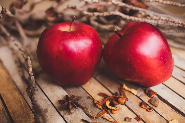 Fraîche pomme rouge deux couples sur carton rustique brun — Photo