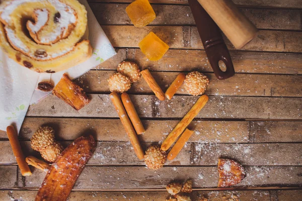 Torta biscotti su tavola marrone cuore rustico a forma di San Valentino D — Foto Stock