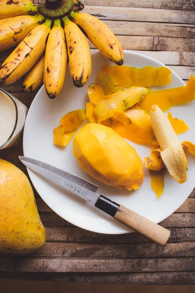 Čerstvosti ovoce mango a banány, čerstvé protřepejte mléko — Stock fotografie