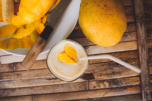 Versheid vruchten mango, verse schudden met vorm hart liefde mango — Stockfoto