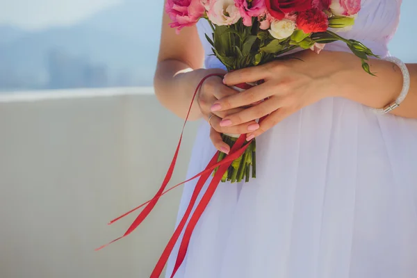 Beau bouquet coloré de mariage entre les mains de la mariée — Photo