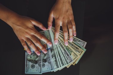elinde Amerikan Doları