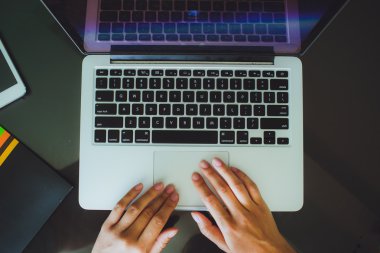 Yazarak, dizüstü bilgisayar kullanarak işkadını eller