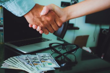 Çalışan insanlar: erkek ve kadın el sallayarak. gözlük, para, Tur