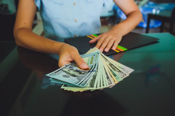 Para insan elinde dolar veren kadın