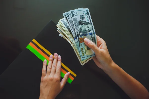 Dinheiro em mãos humanas, mulheres a dar dólares — Fotografia de Stock