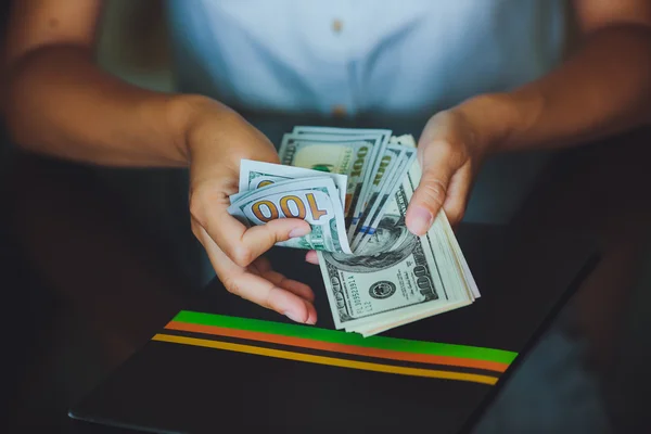 손에 돈을 계산 하는 여자 미국 달러 — 스톡 사진