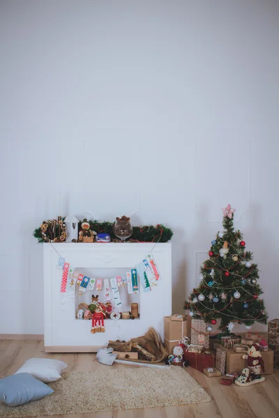 Árbol de Navidad, regalos y chimenea — Foto de Stock