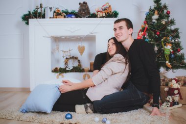 erkek ve kadın sarılma, yalan Noel ağacının yanında