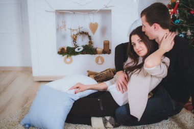 erkek ve kadın sarılma, yalan Noel ağacının yanında