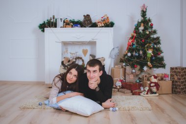 erkek ve kadın sarılma, yalan Noel ağacının yanında