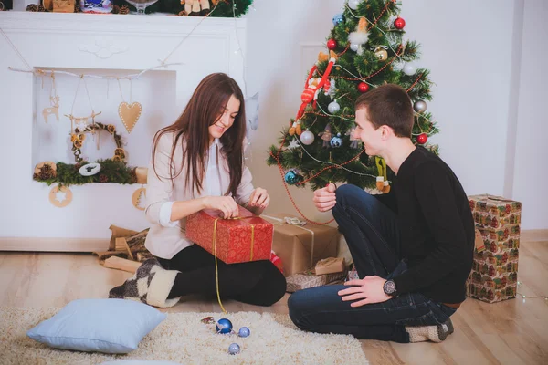 adam kız Noel hediyesi veriyor.