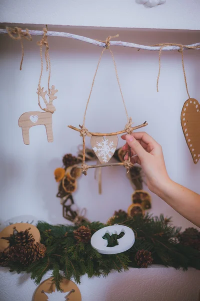 Mujer decoración de la mano un árbol de Navidad juguetes —  Fotos de Stock