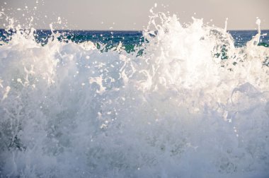 Akdeniz'de sıçraması ile yüksek dalgalar