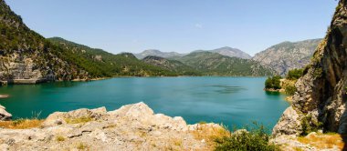 rezervuar arasında dağlar yeşil temiz su ile