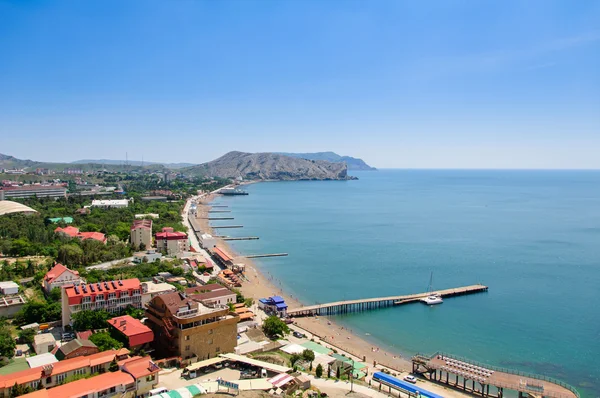 A vista superior sobre a cidade Sudak, Crimeia, Céu e Mar . — Fotografia de Stock